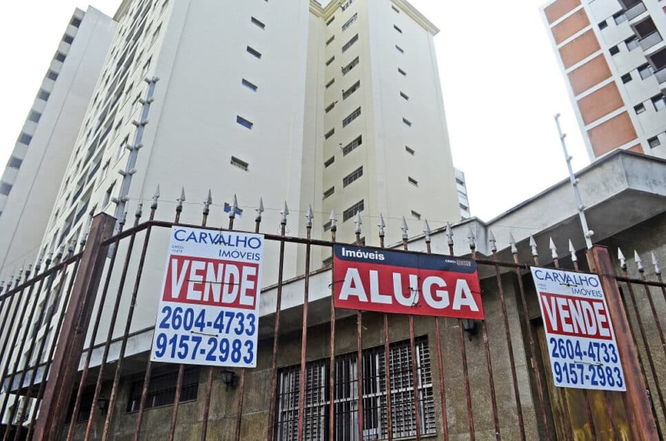 lacas de aluga e venda em frente a casa na região da Vila Mariana