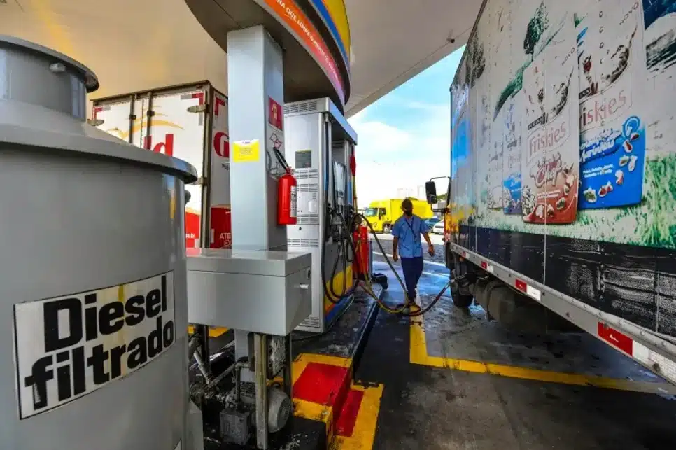 Caminhão abastece com diesel em posto em São José dos Campos (SP)