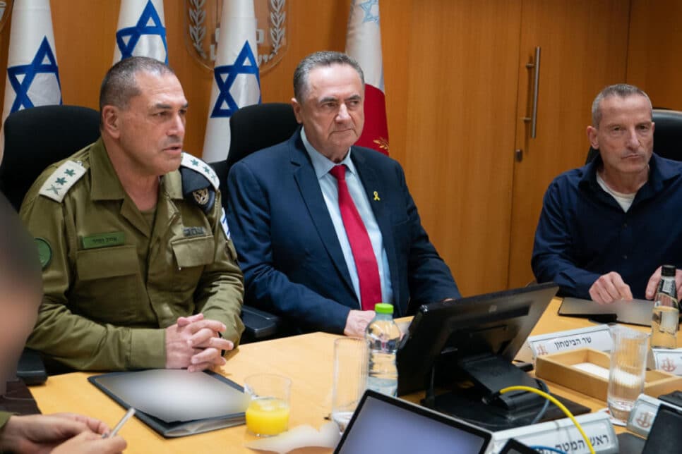 o ministro da pasta, Israel Katz (c), e o chefe do Estado-Maior, tenente-general Eyal Zamir (e), durante reunião com membros do Fórum do Estado-Maior