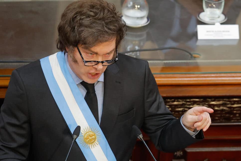 O presidente da Argentina, Javier Milei, faz um discurso diante de deputados e senadores neste sábado, durante a abertura da 143ª assembleia legislativa na Câmara dos Deputados do Congresso Nacional em Buenos Aires