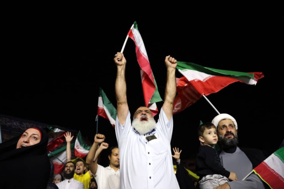 Iranianos celebram nas ruas de Teerã o ataque com mísses perpetrado contra Israel