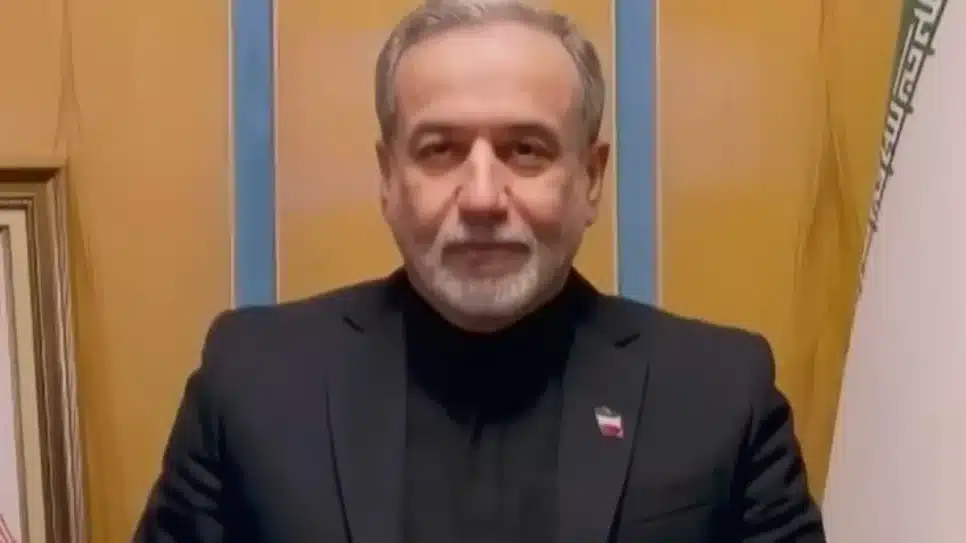 Abbas Araghchi, ministro das Relações Exteriores do Irã, afirma que Estreito de Ormuz não está fechado totalmente | Reprodução: MS NOW