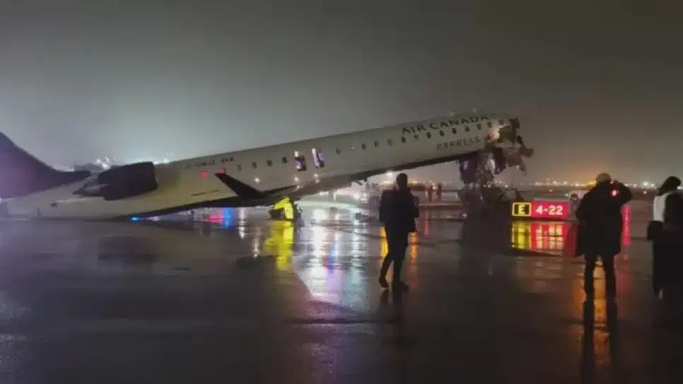 Imagens divulgadas nas redes sociais mostram que o nariz da aeronave da Air Canada Express ficou danificado depois de incidente no Aeroporto LaGuardia, em Nova York (EUA), na noite de domingo (22.mar.2026)