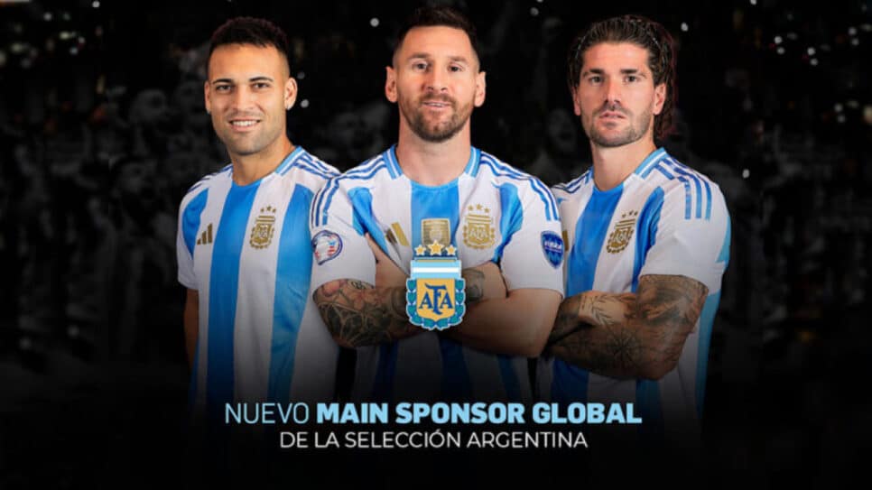 A estratégia comercial busca capitalizar o status da Seleção Argentina de Futebol como tricampeã mundia; da esquerda para a direita, Lautaro Martínez, Lionel Messi e Rodrigo de Paul
