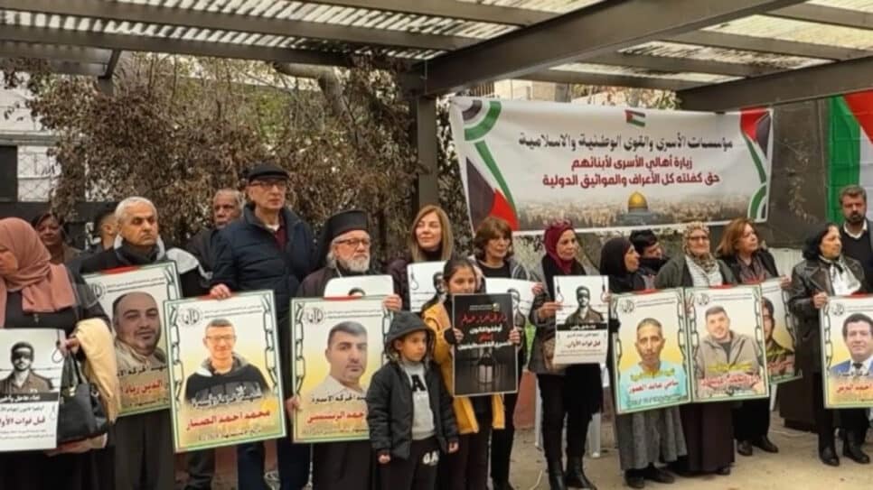 Durante o ato, manifestantes exibiram fotos de parentes detidos | Reprodução/ Viory - 31.mar.2026