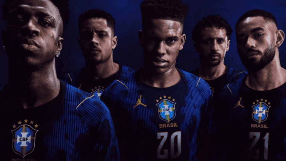 Nova camisa da reserva da seleção brasileira para a Copa do Mundo de 2026; na imagem, da esquerda para a direita, Vini Jr., Vitor Roque, Estevão, Marquinhos e Matheus Cunha