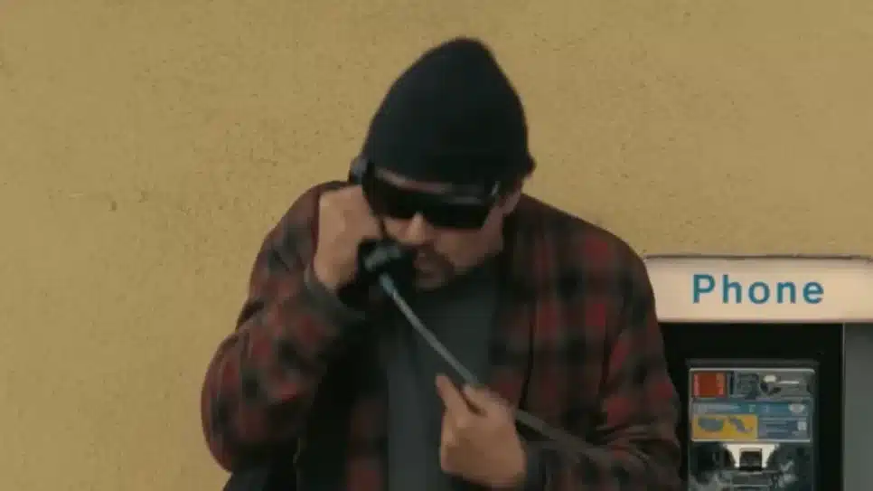 Ator Leonardo DiCaprio no filme "Uma batalha após a outra"