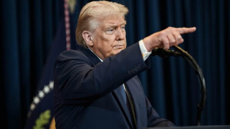 O presidente dos EUA, Donald Trump, fala a jornalistas em 9 de março de 2026