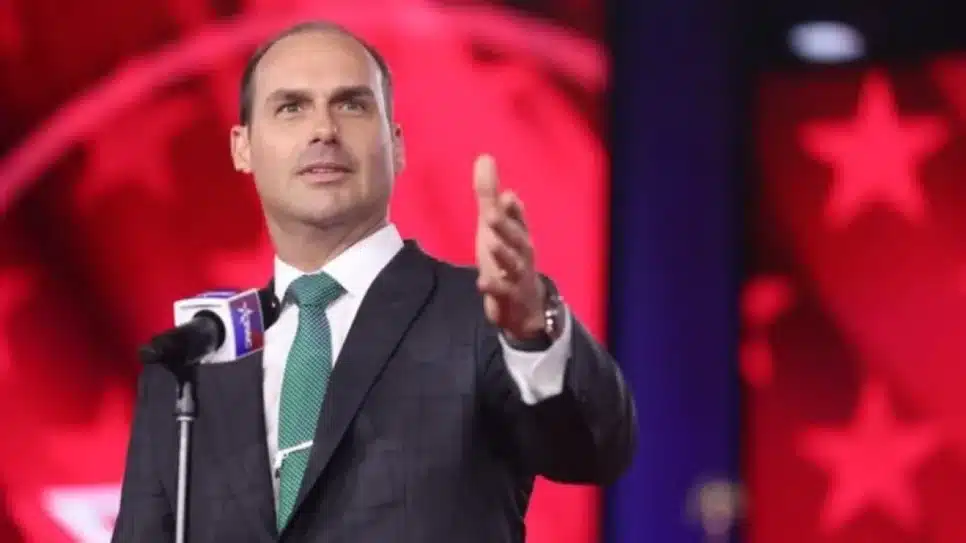 Na imagem, o ex-deputado federal Eduardo Bolsonaro durante a Conferência de Ação Política Conservadora, nos Estados Unidos, onde ele mora atualmente