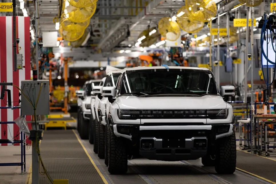 Veículos elétricos GMC Hummer na linha de produção da General Motors em Detroit.