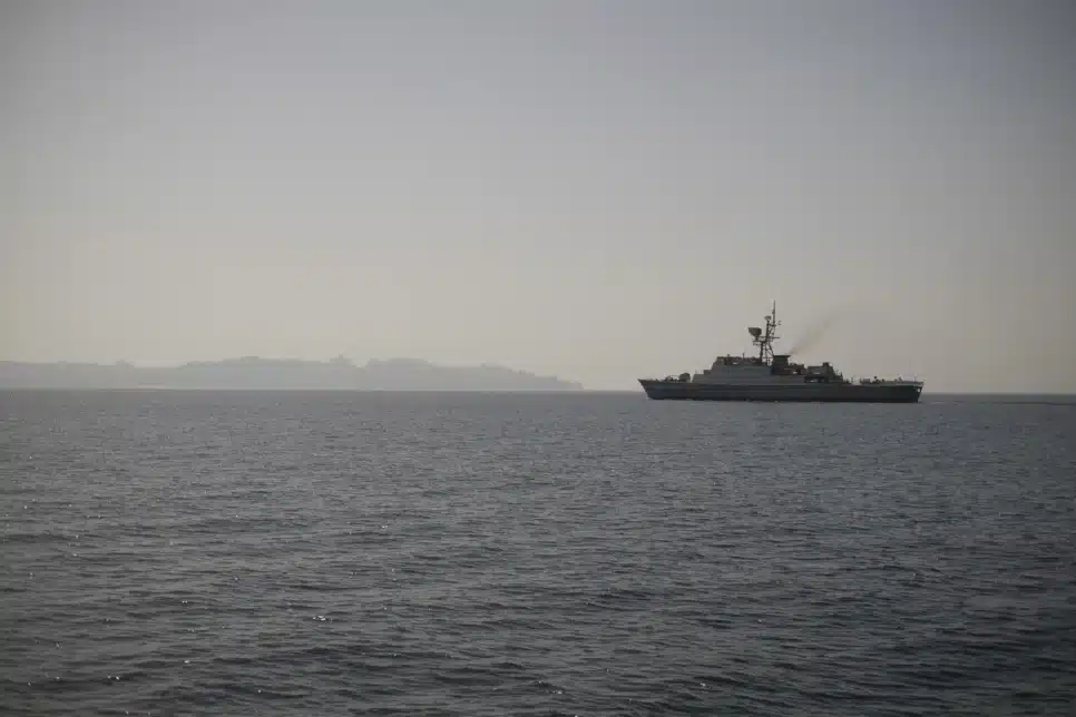 ARQUIVO: Navio de guerra "Sahand" da Marinha do Irã navega ao longo do Golfo Pérsico, perto do estreito de Ormuz, cerca de 1.320 km ao sul de Teerã, em 30 de abril de 2019.