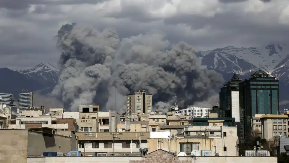 Fumaça é vista após série de ataques em Teerã, Irã, em 1º de março de 2026