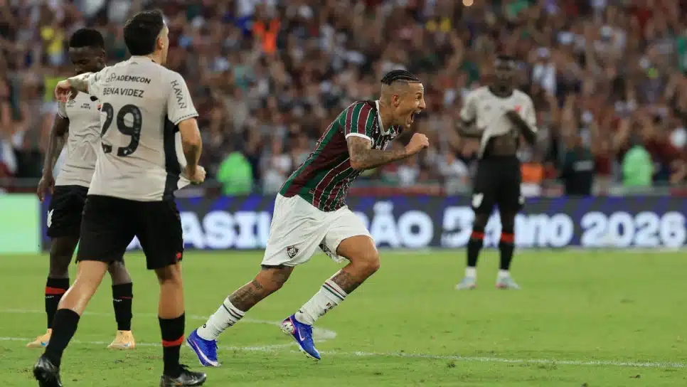 Guilherme Arana, do Fluminense, celebra gol contra o Athletico-PR