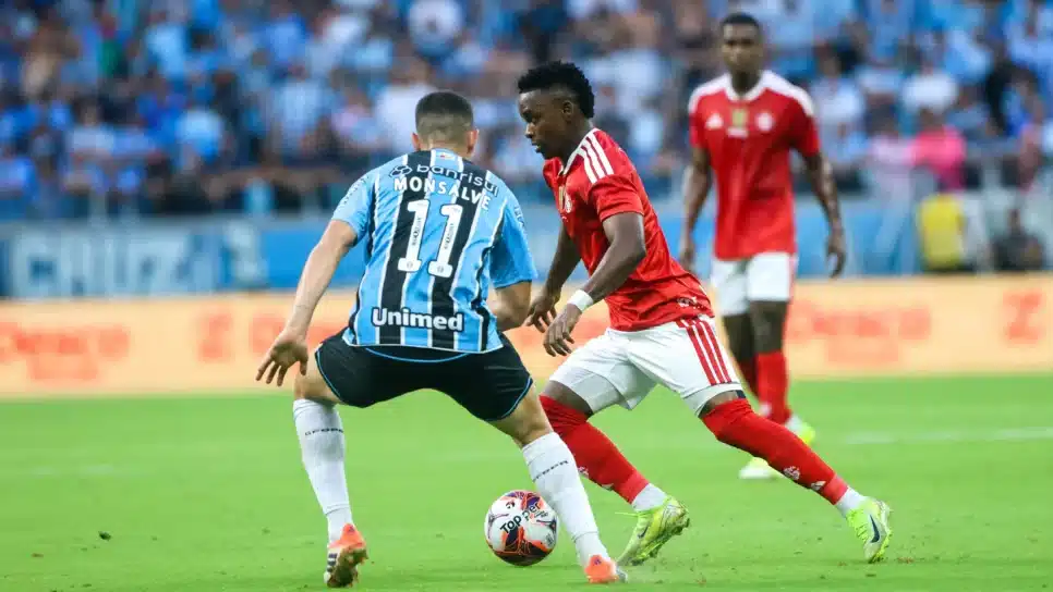 Grêmio atropelou o Inter no jogo de ida