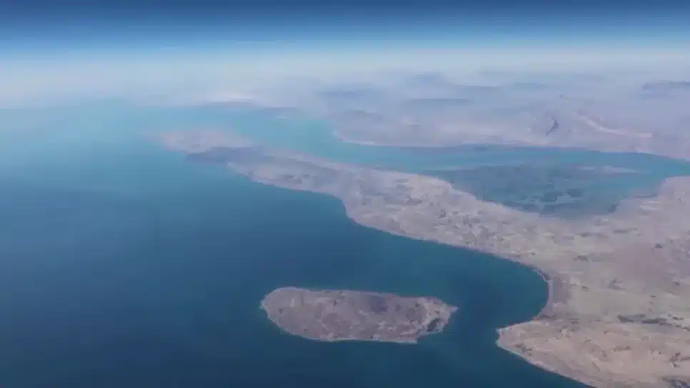 Imagem aérea da região próxima ao Estreito de Ormuz, por onde passa cerca de um quinto do petróleo mundial diariamente