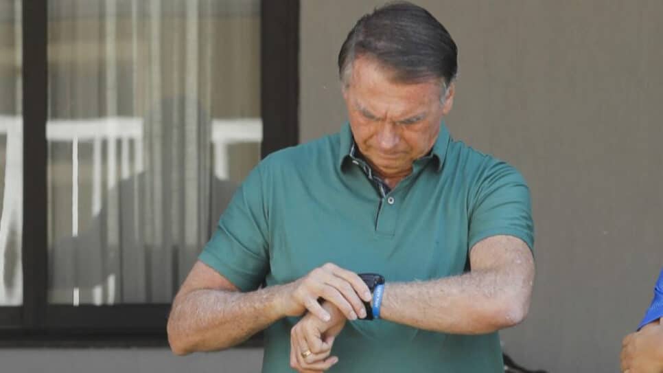 Ex-Presidente Jair Bolsonaro na frente da sua casa, em condomínio de luxo em Brasília, no quinto dia do julgamento de tentativa de golpe de Estado, no Supremo Tribunal Federal (STF)