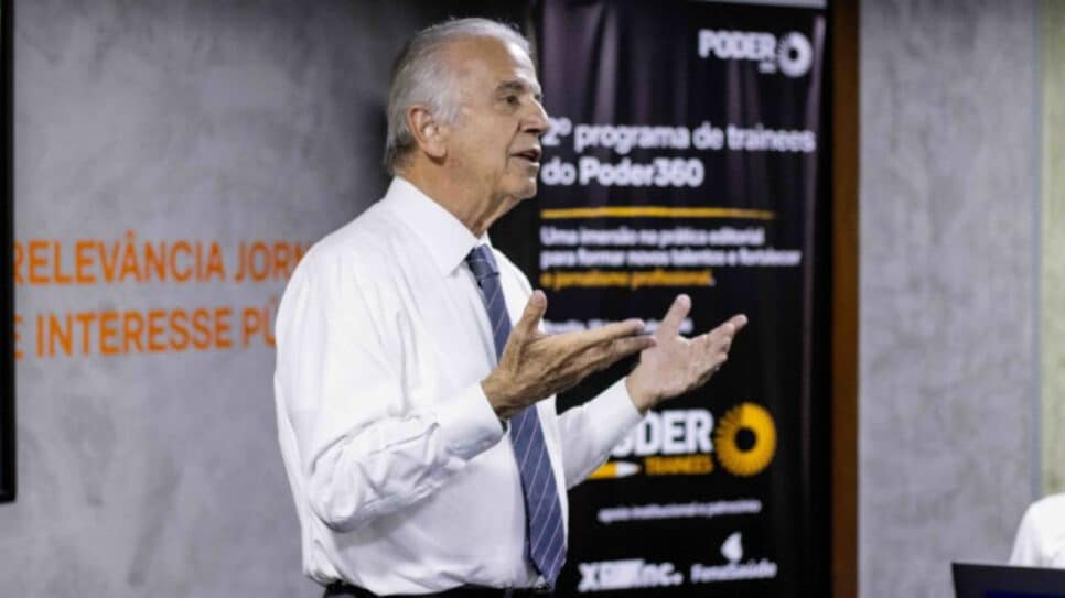 O ministro da Defesa, José Múcio, durante palestra aos trainees na sede do jornal digital Poder360, em Brasília