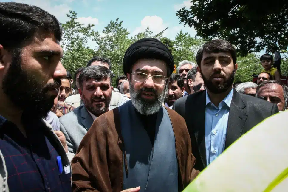 Mojtaba Khamenei (centro), filho do Líder supremo do Irã, o aiatolá Ali Khamenei, é fotografado durante um protesto que marca o Dia de Al-Quds (Dia de Jerusalém), na última sexta-feira do mês sagrado muçulmano do Ramadã