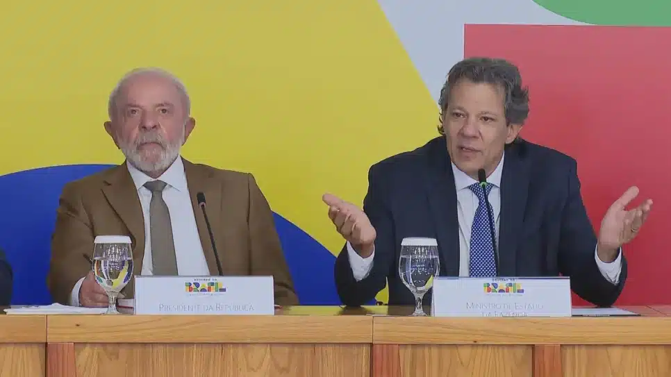 Na imagem, presidente Lula (PT) e ministro Fernando Haddad (PT) em pronunciamento.