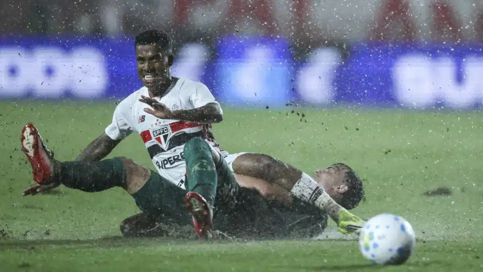 Partida entre São Paulo e Chapecoense foi paralisada por queda de energia