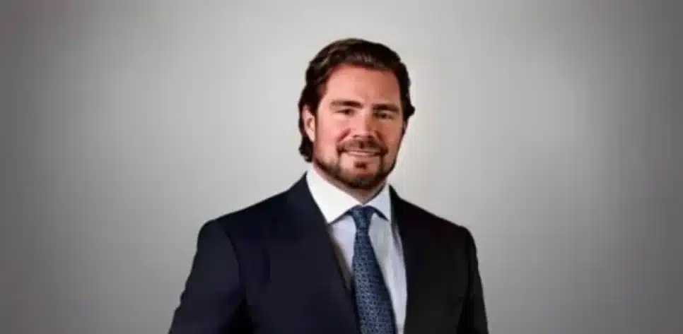 Daniel Vorcaro, em uma foto centralizada, de terno