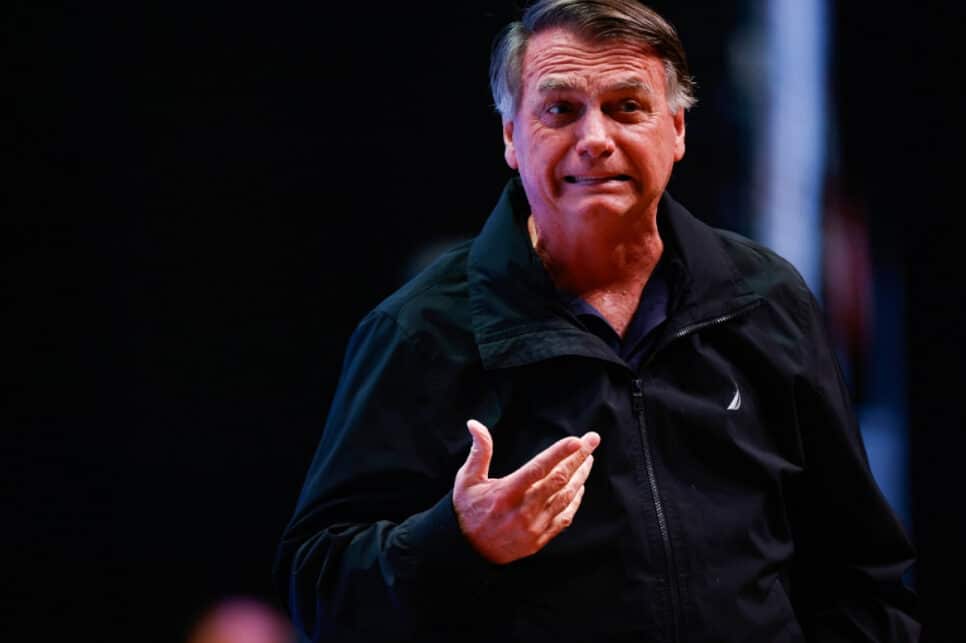 Bolsonaro é alvo de buscas da PF e terá de usar tornozeleira eletrônica