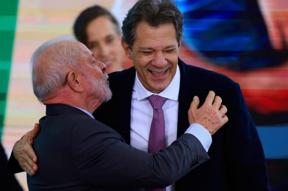 O presidente Luiz Inácio Lula da Silva cumprimenta o ministro da Fazenda, Fernando Haddad, durante o lançamento do programa Reforma Casa Brasil, no Palácio do Planalto, em Brasília
