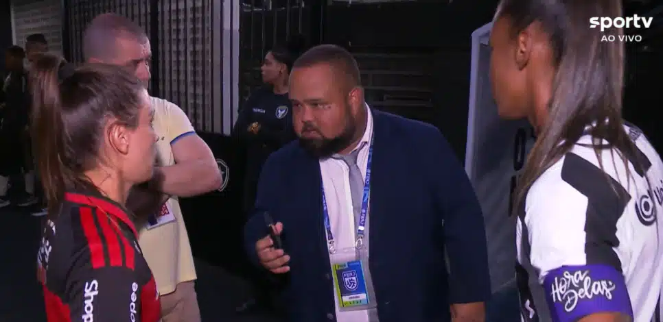 Momento em que delegado da partida informa as jogadoras sobre atraso da arbitragem.