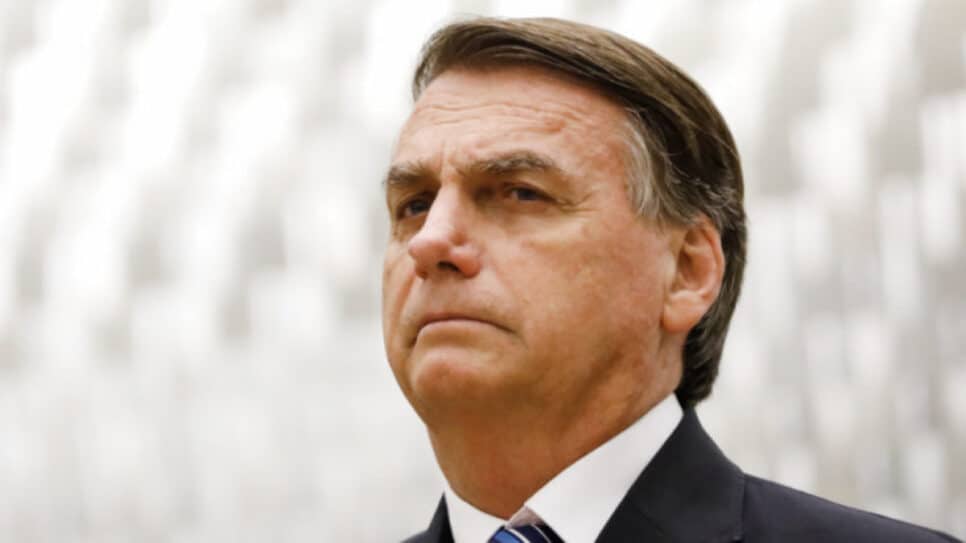 Jair Bolsonaro com feição séria