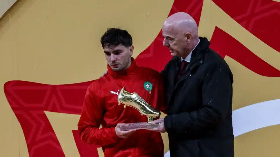 Brahim recebe prêmio do presidente da Fifa, Gianni Infantino, após o vice na Copa Africana de Nações