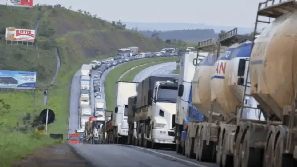 Caminhoneiros estão insatisfeitos com a alta do preço dos combustíveis