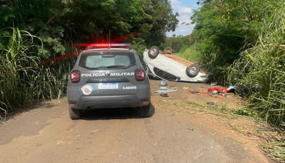 Carro de capotado de homem que ameaçou incendiar veículo com a filha de 2 anos