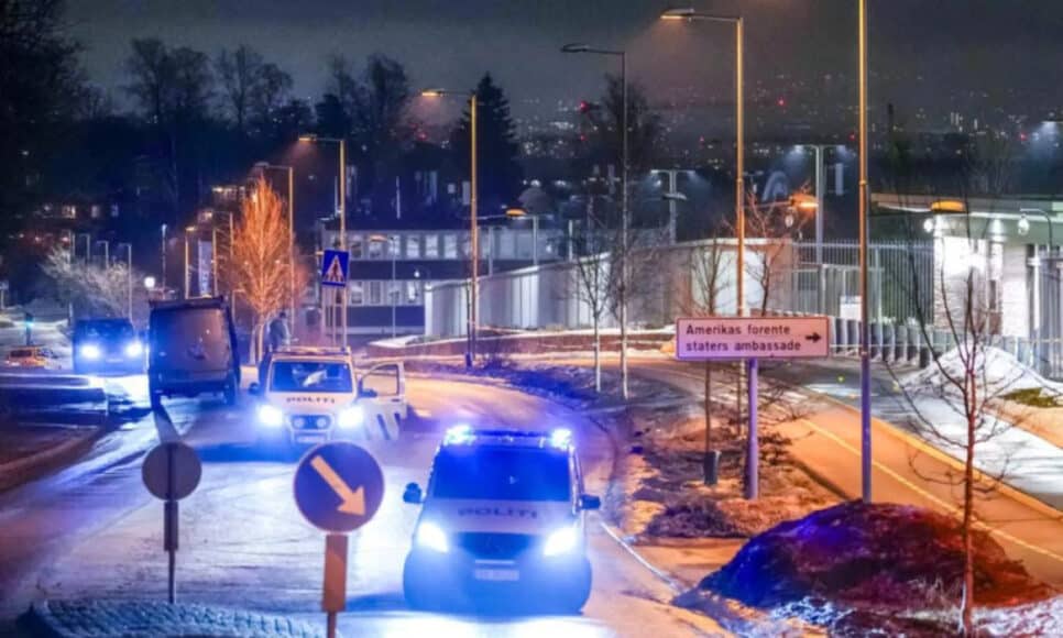 Carros de polícia na embaixada americana em Oslo na Noruega