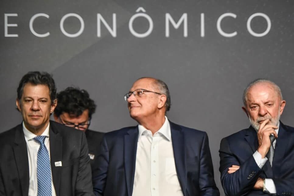 O presidente Luiz Inácio Lula da Silva (D), o vice-presidente e ministro do Desenvolvimento, Indústria, Comércio e Serviços, Geraldo Alckmin (c), e o ministro da Fazenda, Fernando Haddad, durante evento em visita à fábrica da montadora Toyota