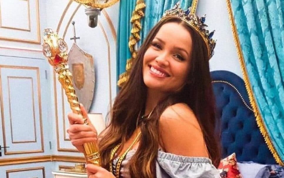 Juliette sorrindo no quarto do líder do BBB 21