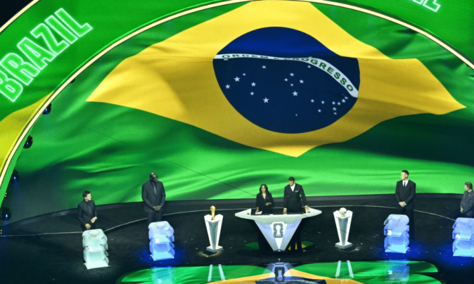 Bandeira do Brasil é exibida em um telão durante o sorteio da Copa do Mundo de 2026, que será realizada nos Estados Unidos, Canadá e México