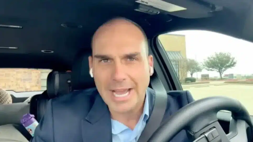 Na imagem, o ex-deputado em vídeo que passou no ato na Paulista