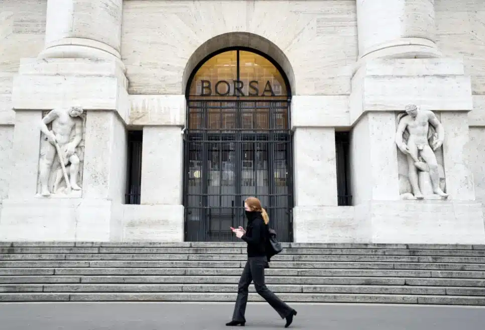 Pedestre caminha em frente à Bolsa de Valores de Milão
