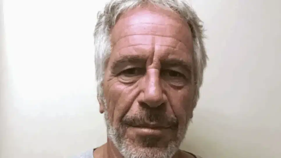 Jeffrey Epstein foi encontrado morto em 10 de agosto de 2019 na prisão de segurança máxima Manhattan MCC; segundo o FBI, o bilionário cometeu suicídio