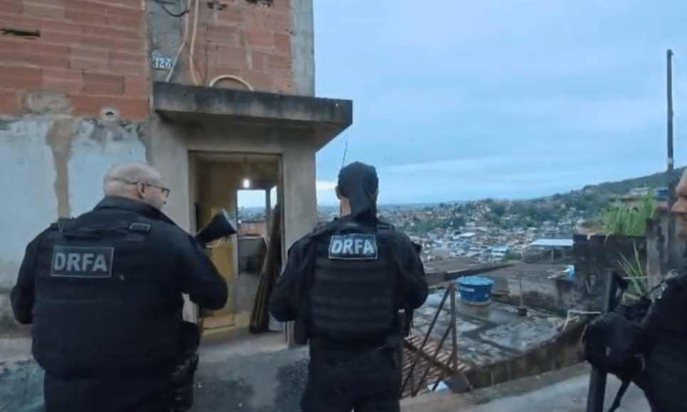 Polícia Civil do RJ realiza operação para desarticular um esquema de fraude bancária e lavagem de dinheiro ligado ao CV