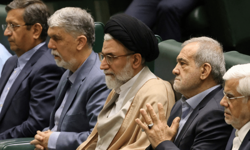 Ministro de Inteligência do Irã, Esmail Khatib (no centro da imagem)