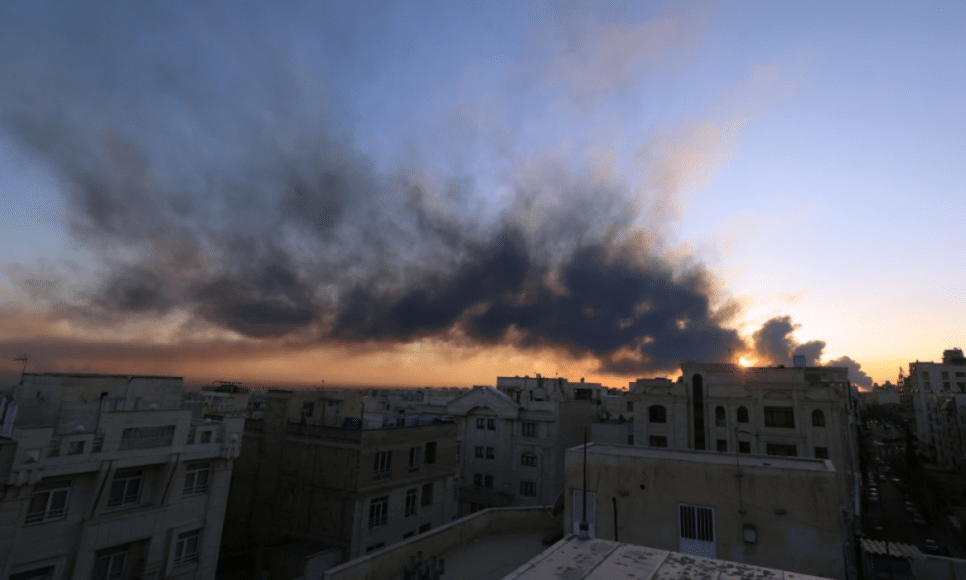 Coluna de fumaça após um ataque à capital iraniana, Teerã, nesta terça-feira (3)