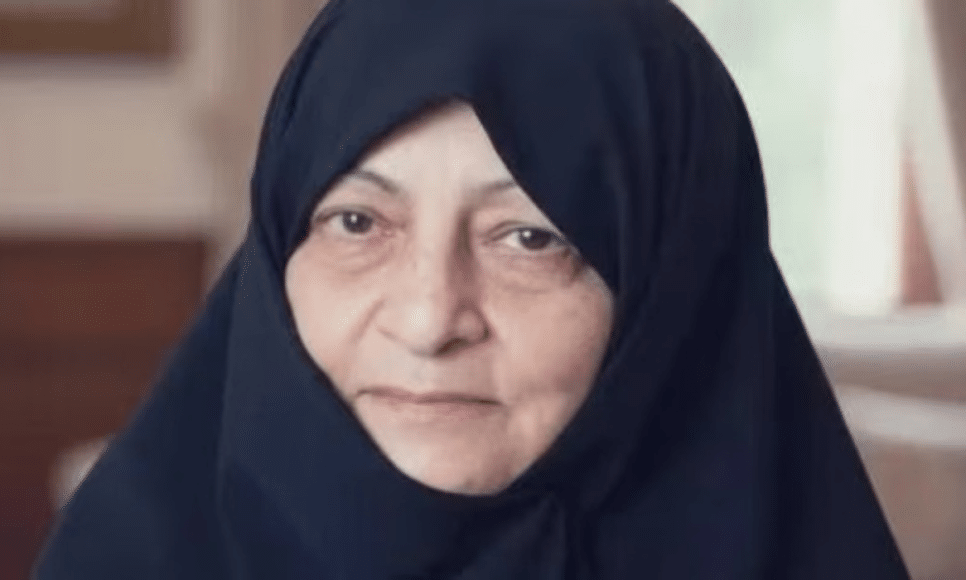 Mansoureh Khojasteh Bagherzadeh, de 79 anos, esposa do líder supremo do Irã, o aiatolá Ali Khamenei, morreu nesta segunda-feira (2)