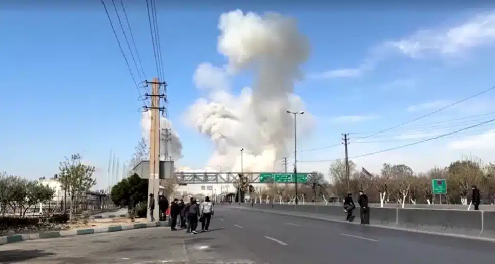 céu com fumaça branca causada por explosão