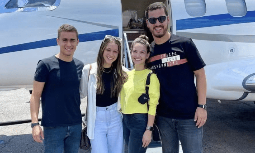 Nikolas, que frequenta a Lagoinha, aparece em uma foto nas redes sociais diante do Embraer 505 Phenom 300 ao lado de Batista, da mulher do pastor, Mariel, e da influenciadora cristã Jey Reis, que publicou o registro.