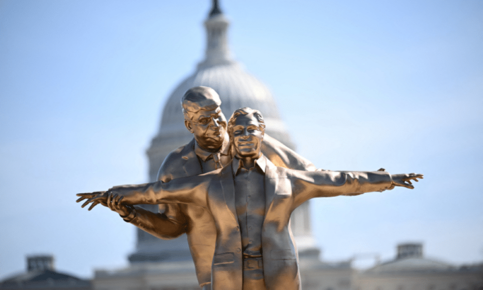 Uma estátua do presidente dos EUA, Donald Trump, e do falecido criminoso sexual condenado, Jeffrey Epstein, é vista em frente ao Capitólio dos EUA em Washington, DC, em 10 de março de 2026. (Foto de Brendan Smialowski / AFP)