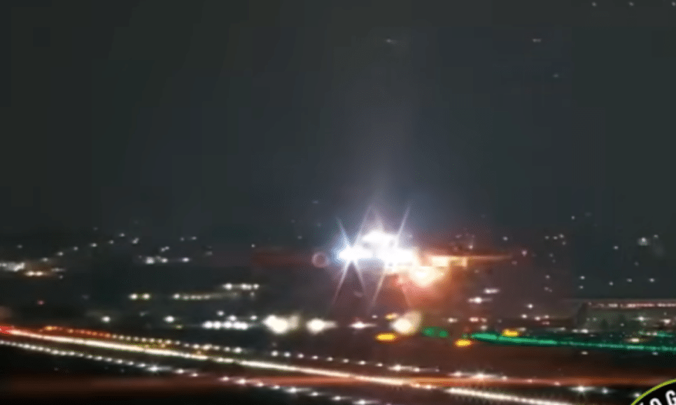 MOTOR DO A330 DELTA EXPLODE DURANTE DECOLAGEM E ELE POUSA EM MAYDAY COM DESTROÇOS NA PISTA Aviação Guarulhos JPD