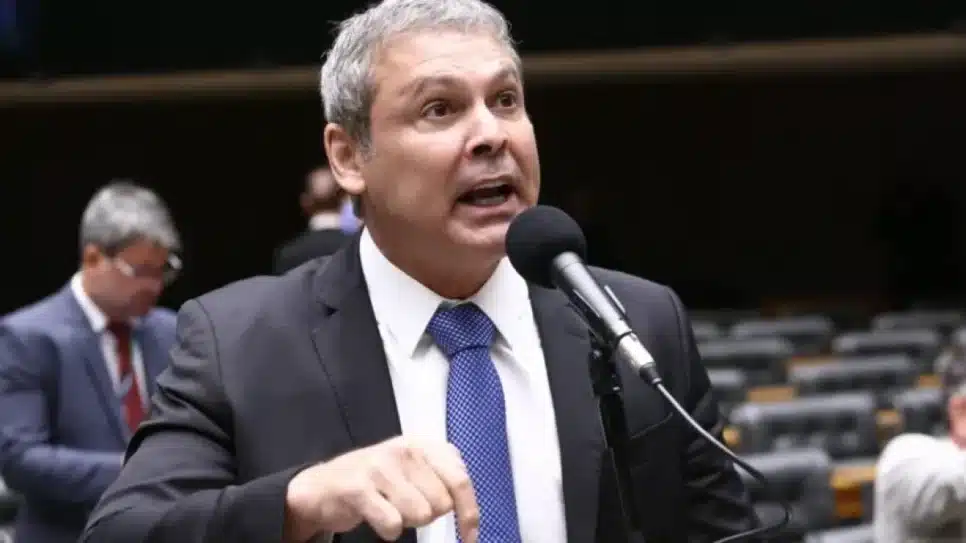 Lindbergh Farias (PT-RJ) deixa liderança do PT na Câmara para cumprimento de rodízio interno. Pedro Uczai assume o cargo nesta 3ª feira | Vinicius Loures/Câmara dos Deputados