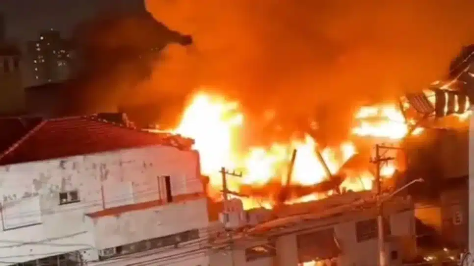 Na imagem, incêndio em fábrica no Brás