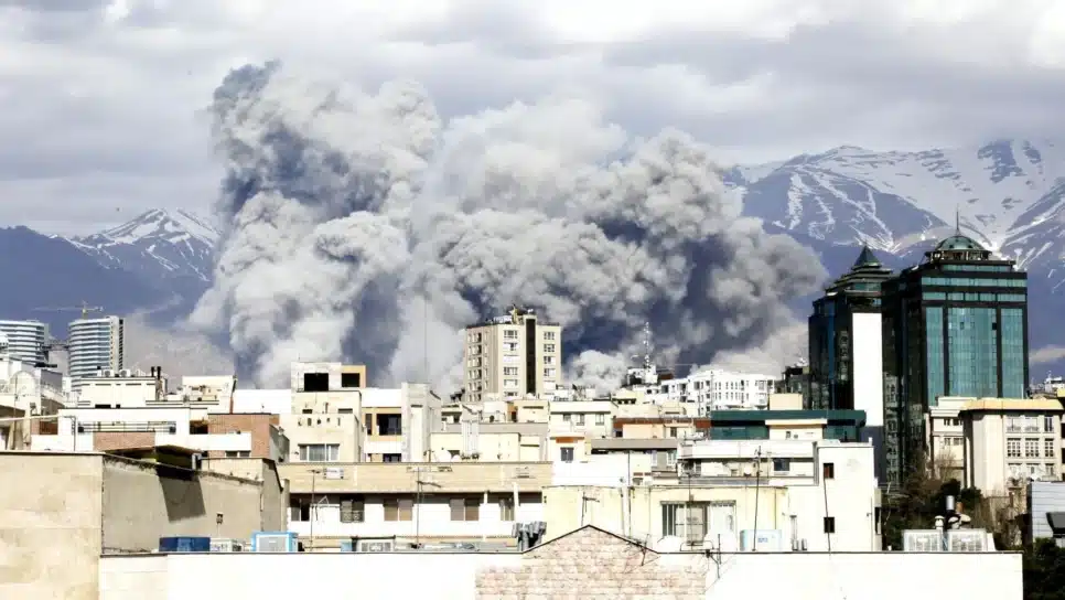 Fumaça é vista após série de ataques em Teerã, Irã, em 1º de março de 2026